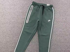 Conjunto Nike Tech Fleece Verde (Reflective)