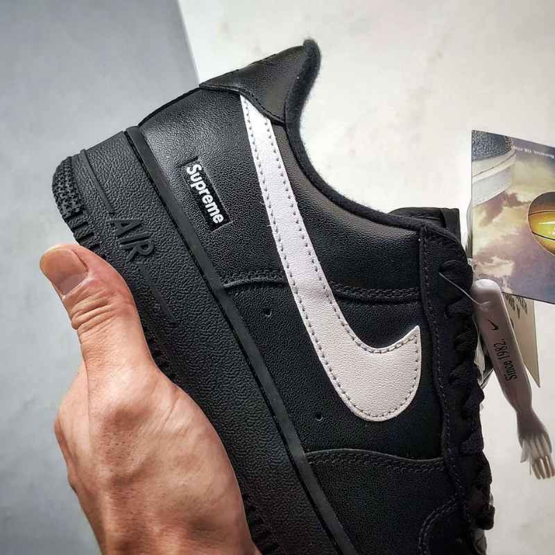 Air Force 1 Low Black x Supreme